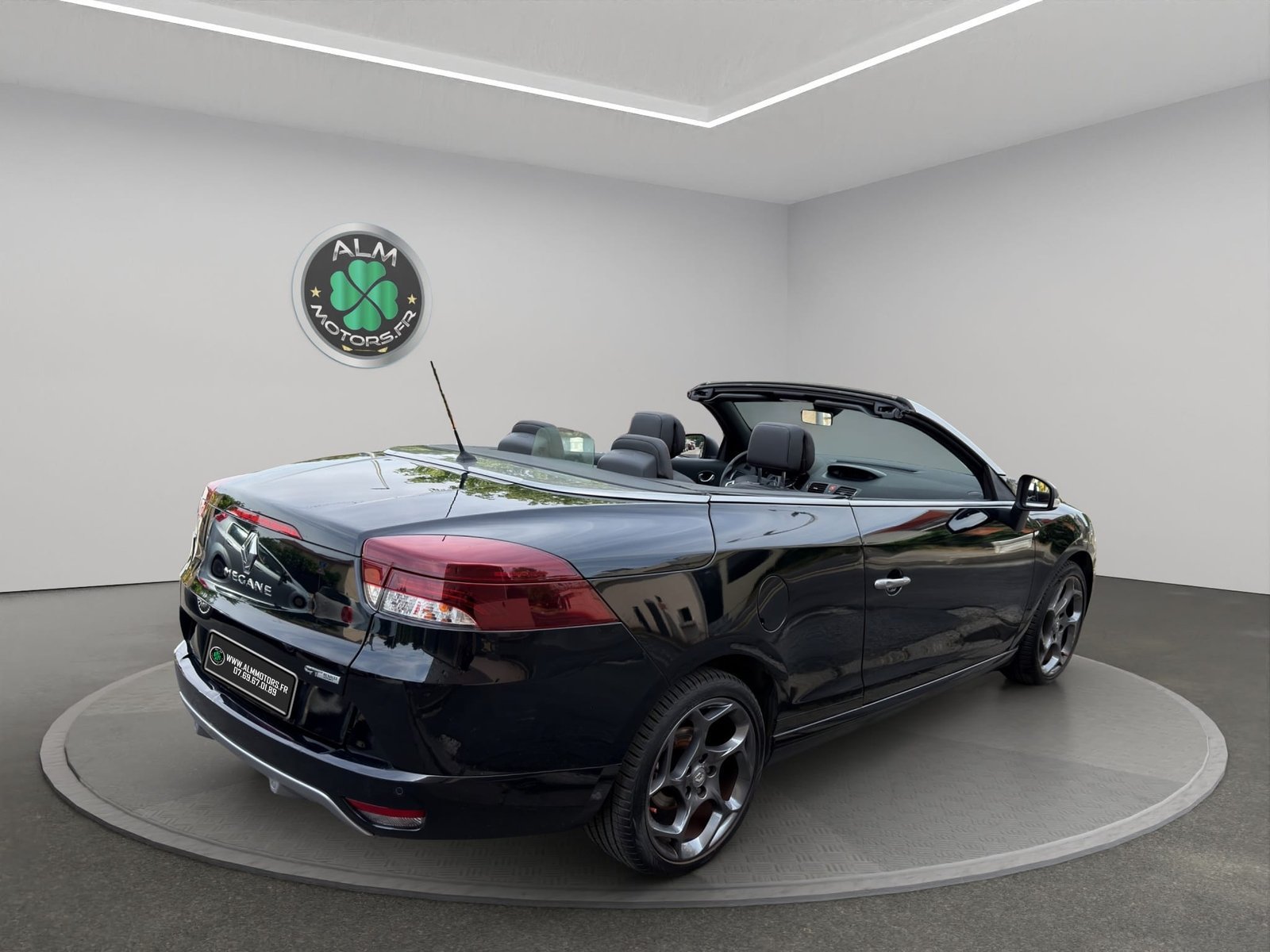 RENAULT MEGANE III COUPE CABRIOLET…</div></div>                </div>

                <template v-if=